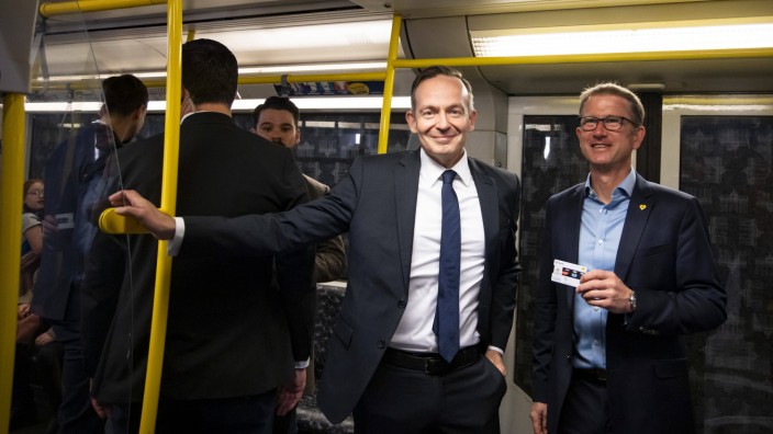 49-Euro-Ticket: Verkehrsminister Wissing und BVG-Chef Erfurt präsentieren das neue Deutschlandticket - und haben jede Menge Platz.