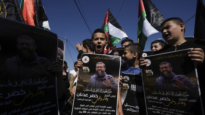 Israel: Palästinensische Kinder und Jugendliche halten Plakate mit dem Foto von Khader Adnan, der mit 45 Jahren starb.
