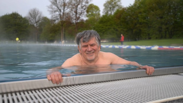 Schwimmbäder in München: Frühaufsteher Tommy Schmidt, 62, ist der erste Badegast am Schyrenbad.