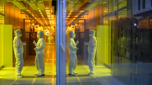 Chipindustrie: Mitarbeiterinnen des Chipkonzerns Infineon im Reinraum der Chipfabrik.