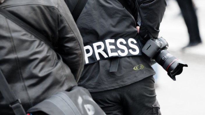 Reporter ohne Grenzen: Gut gekennzeichnet - und in Deutschland immer häufiger Opfer von Angriffen: Reporter auf einer Demo. (Archiv)