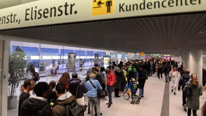 Münchner Verkehrsgesellschaft: Stundenlanges Anstehen für das Deutschlandticket vor dem MVG-Kundencenter im Hauptbahnhof - warum muss das so sein?