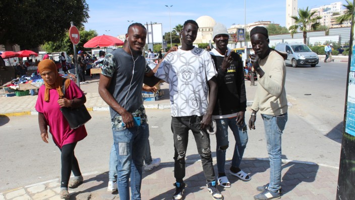 Tunesien: "Das Gefährlichste ist die Unberechenbarkeit der Schmuggler": Junge Migranten in der tunesischen Hafenstadt Sfax.