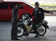 Taopiphop Limjittrakorn, Politiker der "Move Forward"-Partei und Bierbrauer, fährt mit seinem Motorroller zum Parlament in Bangkok.