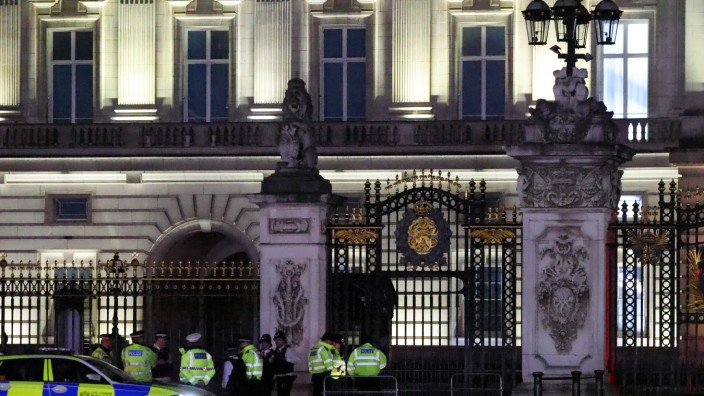 Aktuelles Lexikon: Dienstagabend in London: Polizisten am Einsatzort Buckingham Palace.