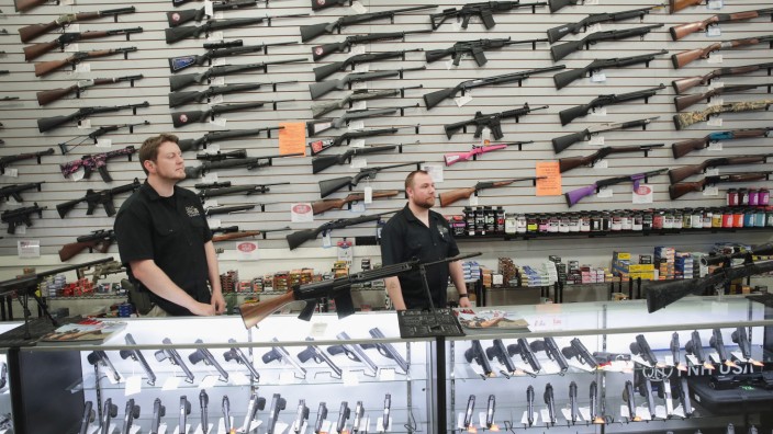 Schusswaffengewalt: Freie Wahl der Waffen: Selbst Sturmgewehre sind in vielen US-Bundesstaaten an der Ladentheke erhältlich.