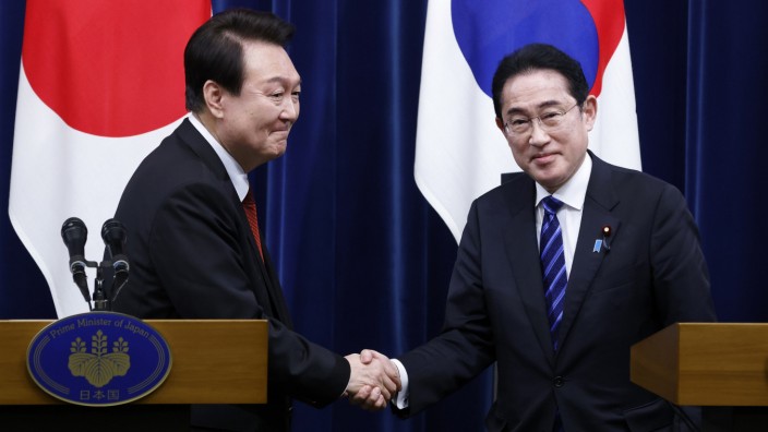 Japan und Südkorea: Der südkoreanische Präsident Yoon Suk-yeol (l.) und Fumio Kishida, japanischer Ministerpräsident, nach einer gemeinsamen Pressekonferenz.