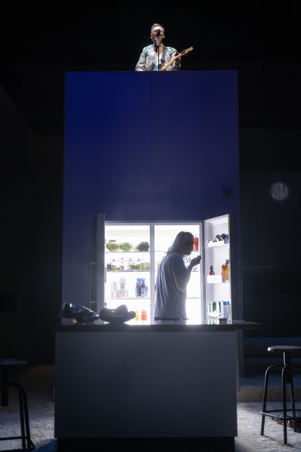 Brechtbühne Augsburg: Gibt es In-vitro-Fleisch im Kühlschrank? Das Smart Home weiß alles. Szene auf der Brechtbühne in Augsburg.