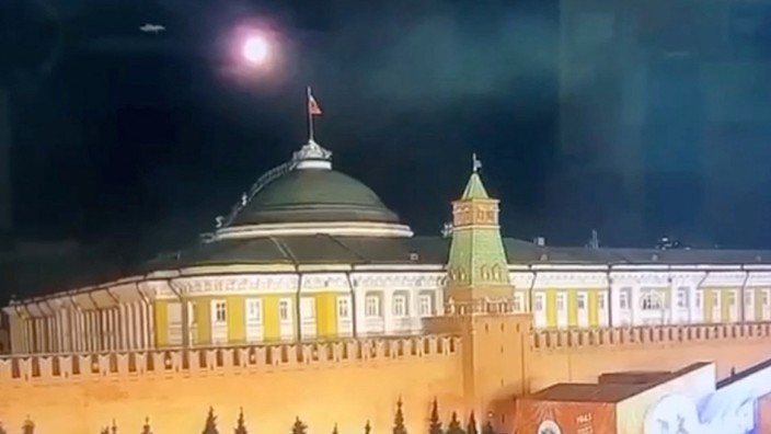 Russland: Die Echtheit dieses Bildes ist nicht zu überprüfen: Es soll ein Flugobjekt über dem Kreml zeigen zur Zeit des angeblichen Drohnenangriffs