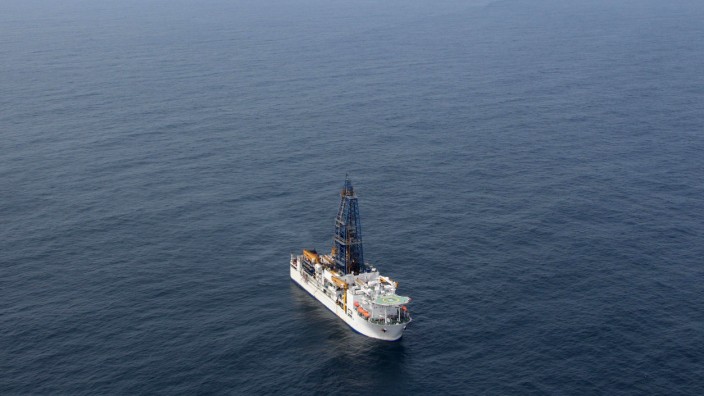 Geowissenschaften: Das Forschungsschiff Chikyu kann unter Wasser bohren - aber bislang nicht tief genug.