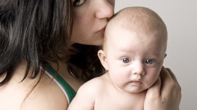 Studie zu Leihmutterschaften: Nach der Geburt wird das Neugeborene schnell zu seiner zukünftigen Mutter gebracht.
