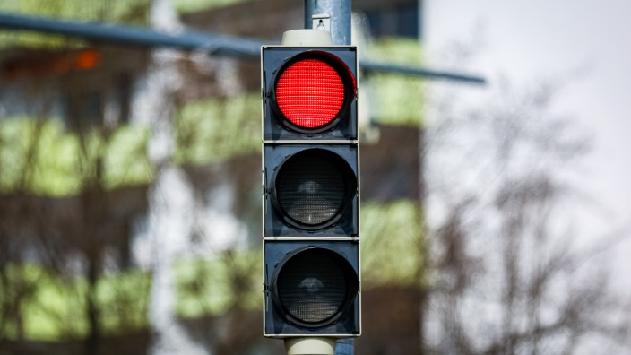 Zusammenstoß auf der Kreuzung: Eine rote Ampel hat ein 87-jähriger Autofahrer am Mittwoch in Germering übersehen.