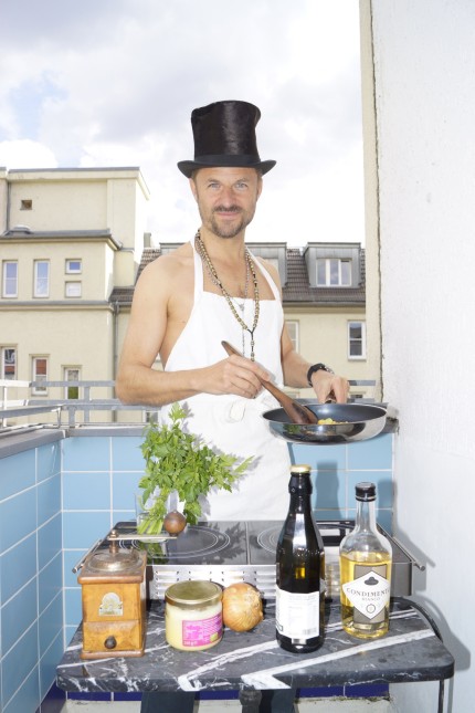 Serie: Meine Leidenschaft: Zylinder statt Kochmütze: Philipp Hochmair bereitet sich auf dem Balkon seiner Berliner Wohnung sein Essen zu.