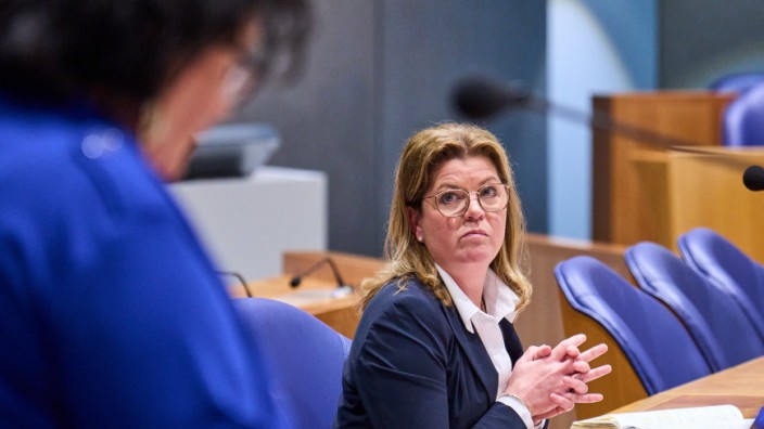 Niederlande: Stickstoff-Ministerin Christianne van der Wal (r.) lauscht den Vorwürfen von Caroline van der Plas, der Gründerin der Bauernprotest-Partei BBB.