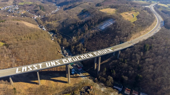 Marode Brücken: Wenn es nur so einfach wäre: Vor der Sperrung fuhren täglich 48 000 Autos und 16 000 Laster über die Rahmede-Talbrücke, heute erstickt Lüdenscheid im Dauerstau.