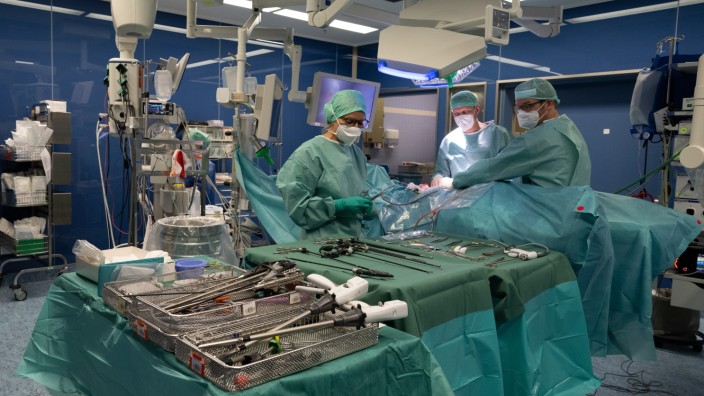 Gesundheitsversorgung in München: Blick in einen der Operationssäle der München Klinik in Bogenhausen, in dem Sterilgut aufbereitet wird.