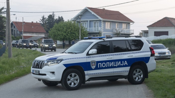 Bei Belgrad: Polizeieinsatz im Dorf Dubona, etwa 50 Kilometer südöstlich von Belgrad: Ein Mann hat auf eine Gruppe von Menschen geschossen.