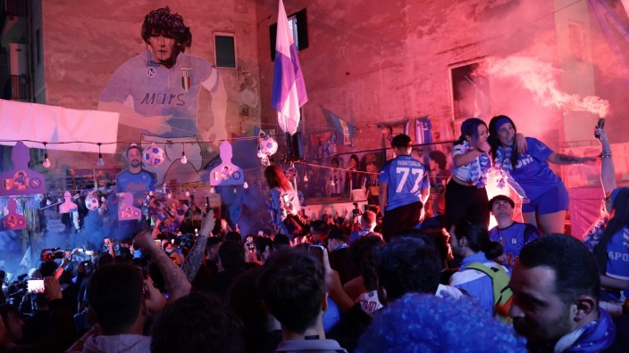 Neapel ist Meister der Serie A: Das heilige Original, für immer und ewig: Fans der SSC Neapel feiern vor der Maradona-Wandmalerei in der Via de Deo den dritten Scudetto, den ersten ohne ihren Goldjungen.