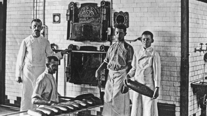 Ausstellung im Dachauer Bezirksmuseum: Dampfbacköfen waren ein Innovationssprung in den Bäckereien. Sie garantierten Brot von konstanter Qualität, weil die Hitze sich gleichmäßiger verteilte. Das Bildmotiv stammt aus der Zeit um 1900 von einer Dachauer Bäckerei, die heute nicht mehr existiert.