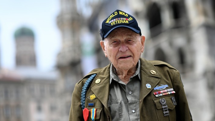 Weltkriegs-Veteran: Bud Gahs am 3. Mai 2023 auf dem Marienplatz.