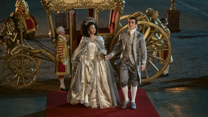 "Queen Charlotte: A Bridgerton Story" auf Netflix: Zwischen der jungen Königin Charlotte (India Amarteifio) und George III. (Corey Mylchreest) kommt es zu Liebesschwüren, heftigem Streit und, wir sind hier schließlich im "Bridgerton"-Kosmos: leidenschaftlichem Sex.
