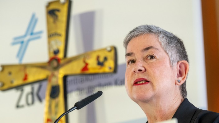 Katholische Kirche: ZdK-Präsidentin Irme Stetter-Karp am Freitag in München, im Hintergrund das Kreuz von Egino Weinert.
