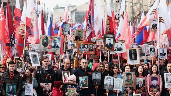 Russland: Auf der Moskauer Twerskaja-Straße trugen im vergangenen Jahr Tausende Menschen Porträts ihrer Angehörigen, die im Zweiten Weltkrieg gegen die Nazis kämpften.