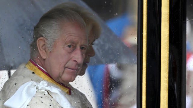 Vereinigtes Königreich: Auf dem Weg zur Westminster Abbey blinkt Charles aus seiner Kutsche.