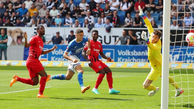 Bundesliga: Auftakt zum TSG-Sieg: Christoph Baumgartner (Mitte) trifft zum 1:0 gegen Frankfurt.