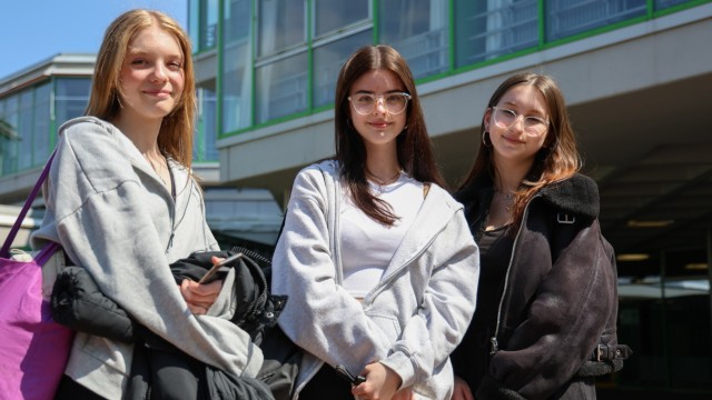 Abitur im Landkreis Dachau: Anna, Lili und Aylin (von links) sind nach der Mathe-Prüfung "glücklich, dass es vorbei ist".