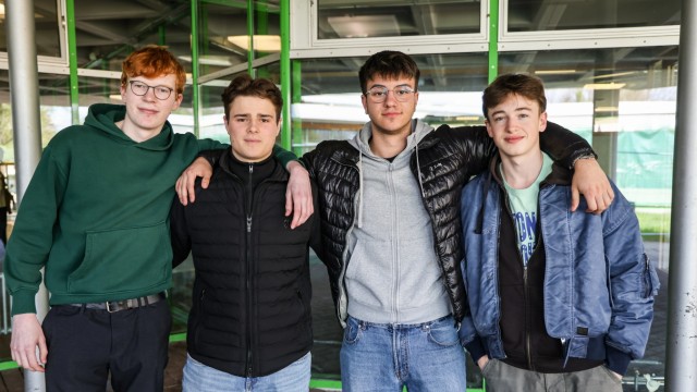 Abitur im Landkreis Dachau: Filip, Luis, Florian und Vincent (von links) sind voller Vorfreude auf die Zukunft: "Der Sommer kommt, wir sind alle 18 geworden. Das Leben liegt uns zu Füßen."