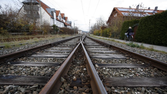 Aus dem Polizeibericht: Ein 36 Jahre alter Ickinger hat nach einem Festbesuch in Wolfratshausen-Weidach den Weg zurück über die Gleise genommen und dabei einen Sucheinsatz ausgelöst.