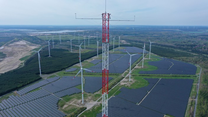 Windenergie: Der Windmessmast in Klettwitz ist gut 300 Meter hoch und soll in den nächsten Monaten jede Menge Daten liefern, wie sich in so großer Höhe Energie aus Windkraft gewinnen lässt.