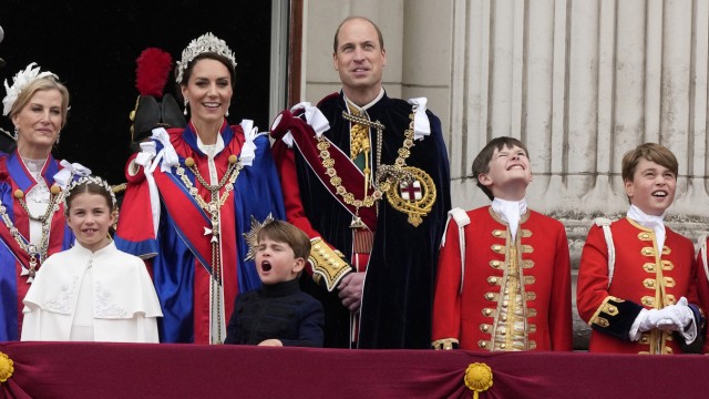 Leute: Charlotte, Louis und George (ganz rechts) mit ihren Eltern William und Kate auf dem Balkon des Buckingham-Palasts.