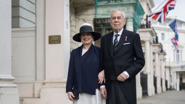 Leute: Österreichs Bundespräsident Alexander Van der Bellen mit seiner Frau Doris Schmidauer.