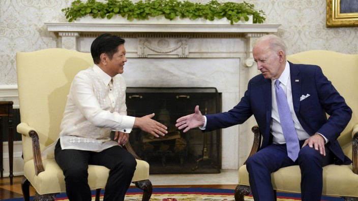 Philippinen: Der philippinische Präsident Ferdinand Marcos Jr. und US-Präsident Joe Biden schütteln im Oval Office des Weißen Hauses in Washington die Hände.