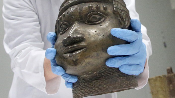 Kontroverse: Man muss auch loslassen können: Eine Museumsmitarbeiterin verpackt eine der Benin-Bronzen, die für die Rückgabe nach Nigeria im Ethnologischen Museum Dahlem zusammengestellt wurden.