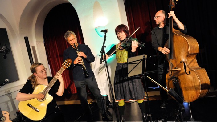 Seefeld: Grüne Geige, rote Haare: Monika Drasch (3.v.l.) gilt als eine der Wegbereiterinnen der Neuen Volksmusik. Begleitet wird sie von Alexandra Herzinger (Gitarre), Stefan Schreiber (Klarinette) und Alex Haas (Kontrabass).