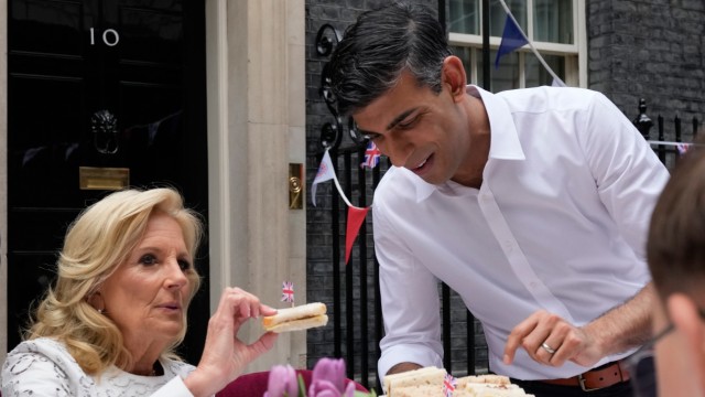 Krönungskonzert für Charles III.: Ein Sandwich für die First Lady: Jill Biden und Rishi Sunak in der Downing Street.
