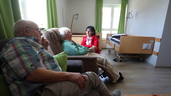 Mellrichstadt: Pflegerin Andrea Ebert unterhält sich in einem Apartment im sogenannten Pflegeübungszentrum (PÜZ) mit der pflegebedürftigen Doris Linzert und deren Partner Rudi Pschyk. Die beiden holen sich Hilfe, um mit ihrer häuslichen Pflege besser zurecht zu kommen.