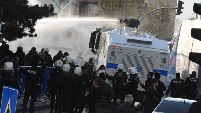Wahlkampf in der Türkei: In Erzurum setzt die Polizei am Rande einer Wahlkampfveranstaltung von Ekrem İmamoğlu Wasserwerfer ein.