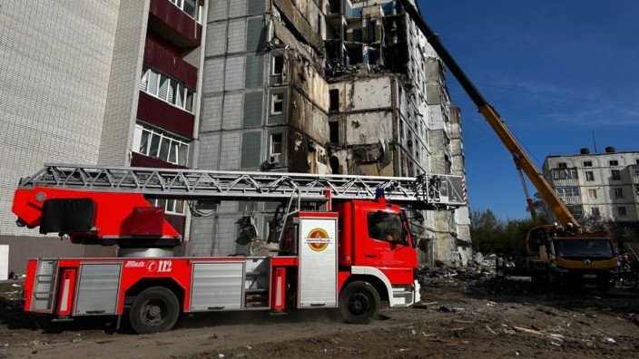Feuerwehr: Die Wolfratshauser Drehleiter nach einem Einsatz vor dem zerbombten Wohnblock in Uman.