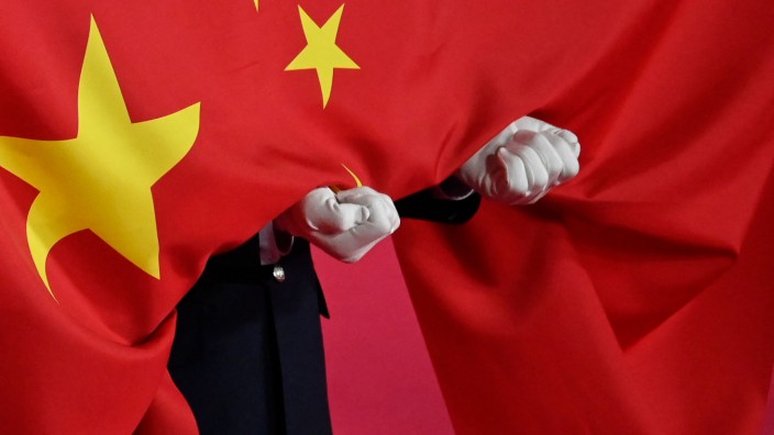 China: "Xi will die Informationsflüsse ins Ausland kontrollieren": Präsentation der chinesischen Fahne bei einer Zeremonie.