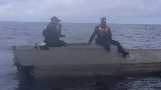Drogen-U-Boote: Die Boote der Drogenbanden liegen so tief im Wasser, dass nur ein kleiner Teil aus den Wellen ragt. Das Bild zeigt ein solches Boot, das die US-Küstenwache 2021 im Pazifischen Ozean entdeckt hat.