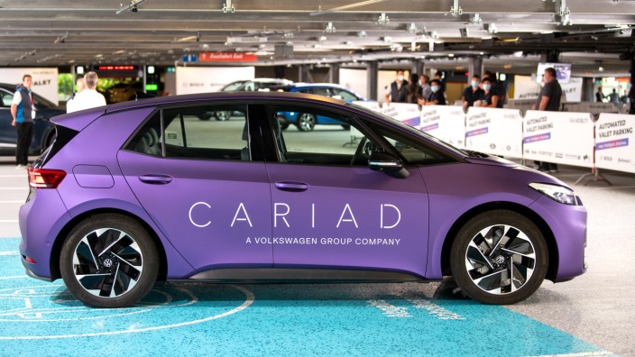 Volkswagen: Ein Elektroauto von VW mit dem Aufdruck "Cariad": Die Firma ist für die Software im Konzern zuständig und hat derzeit arge Probleme.