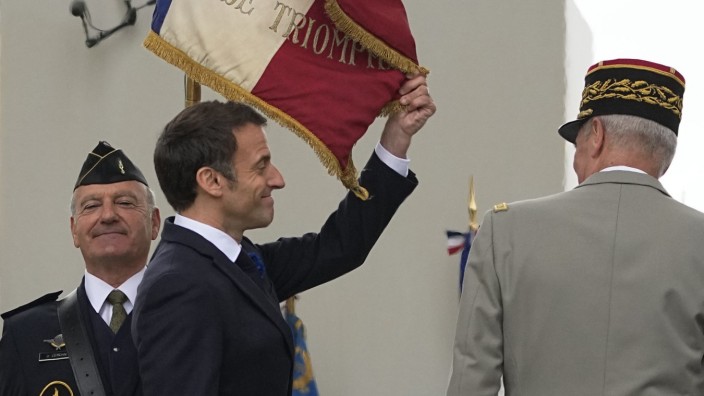 Frankreich: Da scheppert ausnahmsweise nichts: Emmanuel Macron am Montag bei den Feiern zum 8. Mai.