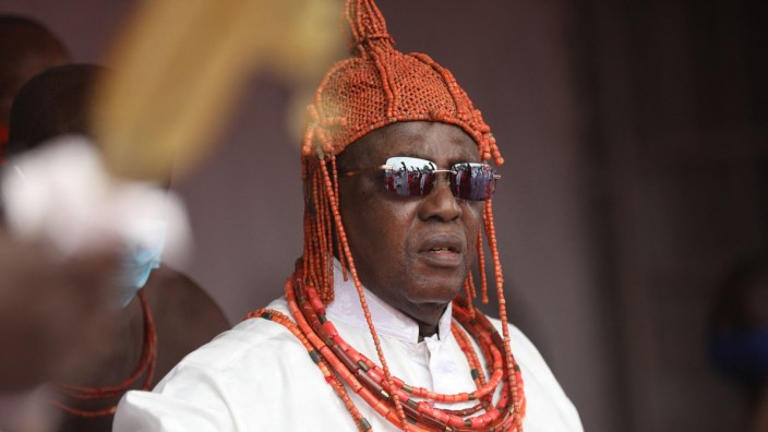 Nigeria: König Ewuare II., bekannt als Oba von Benin, bei der Rückgabe zweier Benin-Bronzen im Februar 2022. Ihm sollen künftig alle dieser Kunstwerke gehören.