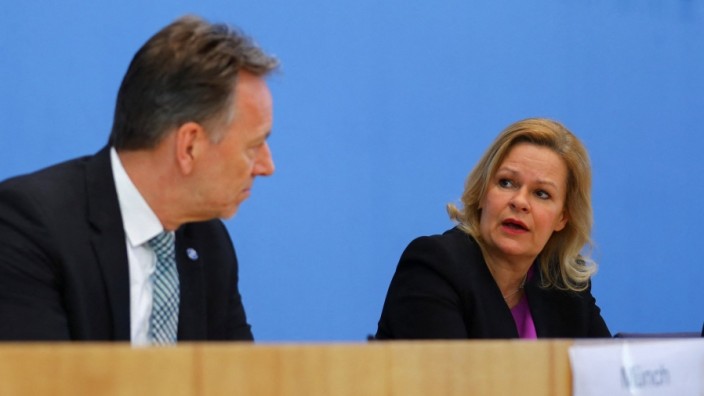 Kriminalität: BKA-Präsident Holger Münch und Innenministerin Nancy Faeser stellen die Zahlen zur politisch motivierten Kriminalität vor.