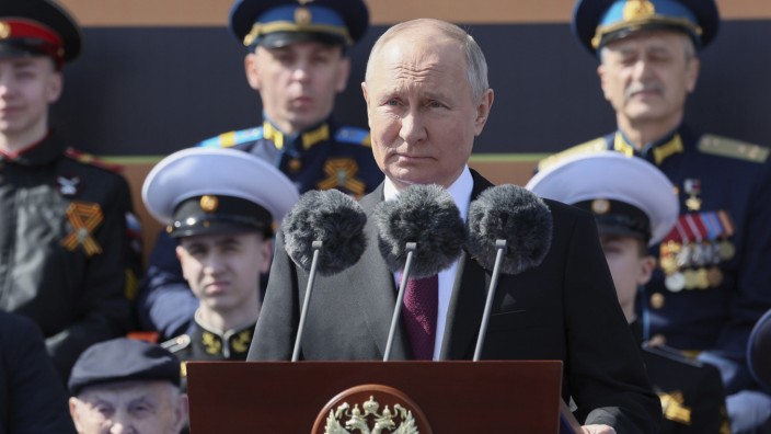 Moskau: Der russische Präsident Wladimir Putin hält eine Rede während der Militärparade zum Tag des Sieges auf dem Roten Platz in Moskau.