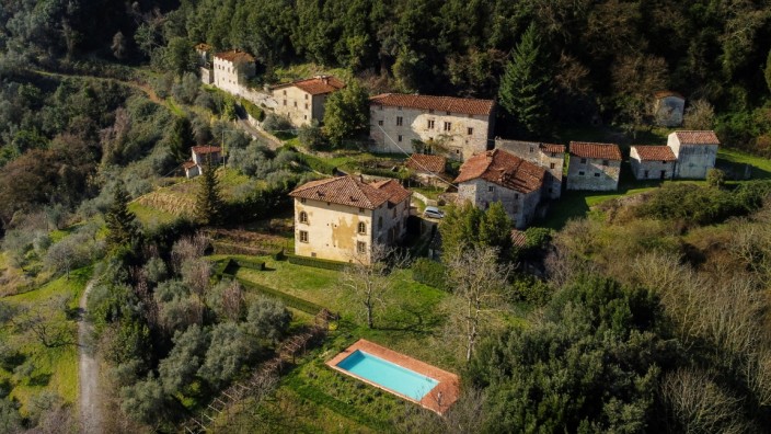 Ferienwohnungen in der Toskana: Das neue Feriendorf: Borgo Batone gehört zur 3500 Einwohner zählenden Gemeinde Pescaglia, etwa 15 Kilometer nordwestlich von Lucca. Der Ort war verlassen. Jetzt gibt es sogar einen Pool.